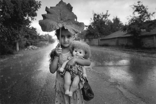 Cristina Garcia Rodero, ‘Bajo la lluvia, Georgia.’, 1998, Galería Juana de Aizpuru