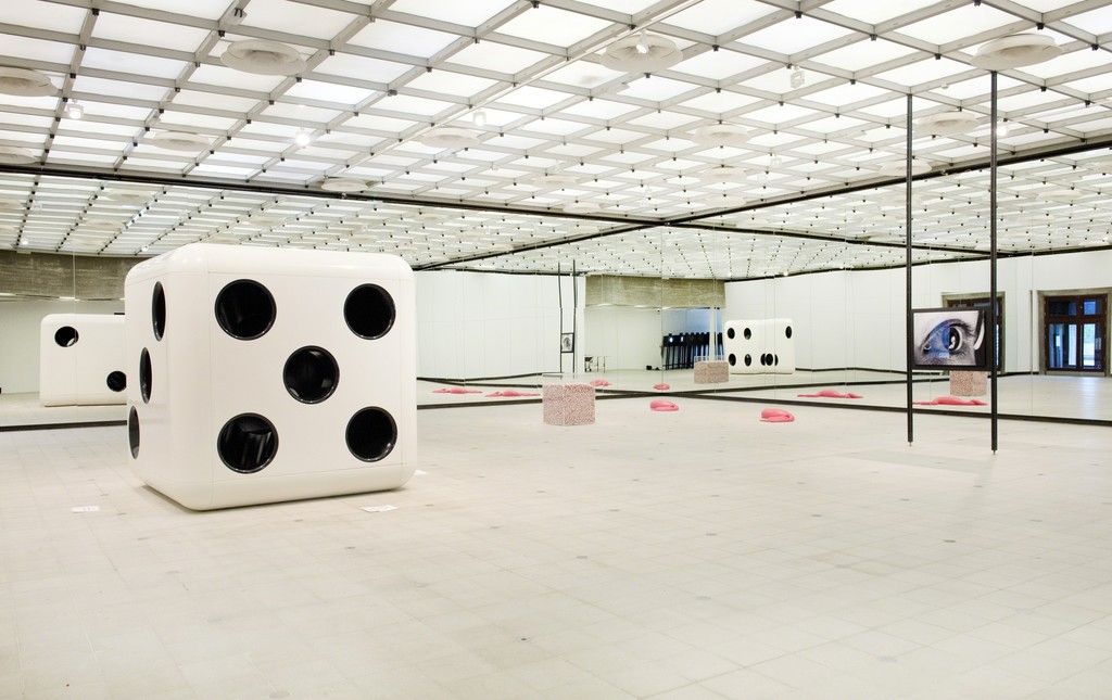 Carsten Höller, Dice, 2014, Half Mirror Room, 2008, 2015, and Snake, 2014 © Carsten Höller. Installation View Carsten Höller: Decision, Hayward Gallery, London 2015. Courtesy of the artist. Photo © Linda Nylind Carsten Höller, Dice, 2014, Half Mirror Room, 2008, 2015, and Snake, 2014 © Carsten Höller. Installation View Carsten Höller: Decision, Hayward Gallery, London 2015. Courtesy of the artist. Photo © Linda Nylind