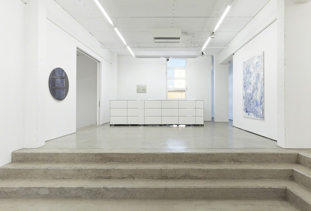 installation view G2 Kunsthalle, Hildebrand Collection, with art works by (from left to right) Gregor Hildebrand, Marcel Dzama and Jens Einhorn, photo: Dotgain © the artists & G2 Kunsthalle, Leipzig. installation view G2 Kunsthalle, Hildebrand Collection, with art works by (from left to right) Gregor Hildebrand, Marcel Dzama and Jens Einhorn, photo: Dotgain © the artists & G2 Kunsthalle, Leipzig.