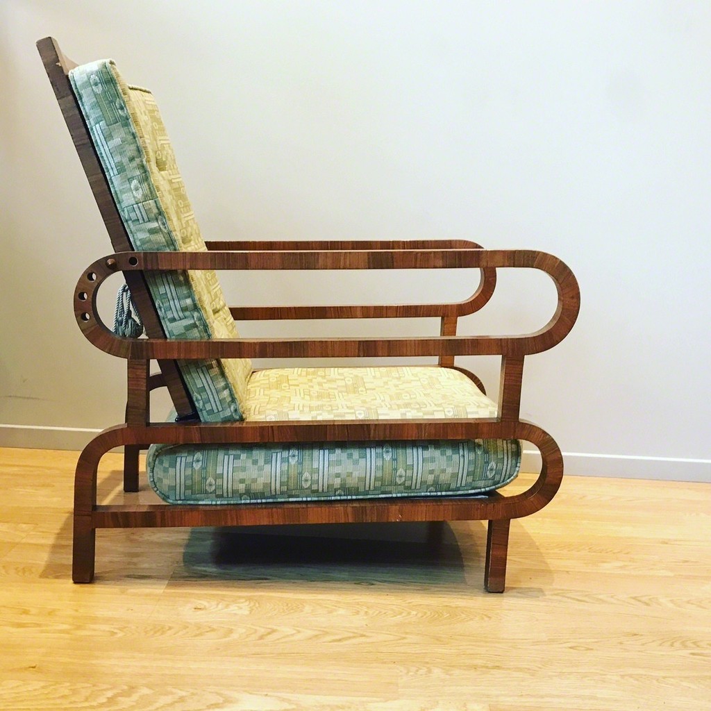 Hans Buser (1894-1965), pair of armchairs with reclining back, walnut wood veneer, Switzerland, circa 1925.
Hans Buser (1894-1965), pair of armchairs with reclining back, walnut wood veneer, Switzerland, circa 1925.