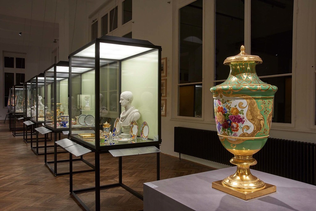 MAK Exhibition View, 2018
300 YEARS OF THE VIENNA PORCELAIN
MANUFACTORY
In the front: Vase, Vienna, ca. 1830
MAK Exhibition Hall
© MAK/Georg Mayer MAK Exhibition View, 2018
300 YEARS OF THE VIENNA PORCELAIN
MANUFACTORY
In the front: Vase, Vienna, ca. 1830
MAK Exhibition Hall
© MAK/Georg Mayer