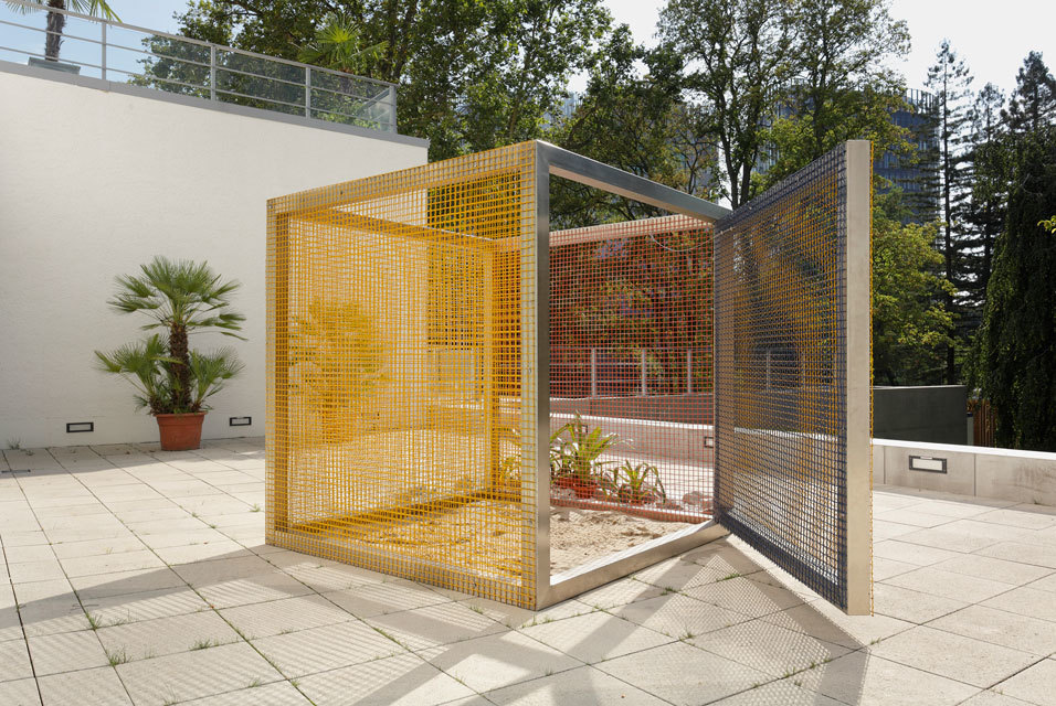HÉLIO OITICICA
Título: Macaléia - Penetrável
Ano: 1979
Dimensões: 220 x 220 x 220 cm
Material: Estrutura metálica, telas de metal coloridas, areia, pedras e plantas HÉLIO OITICICA
Título: Macaléia - Penetrável
Ano: 1979
Dimensões: 220 x 220 x 220 cm
Material: Estrutura metálica, telas de metal coloridas, areia, pedras e plantas