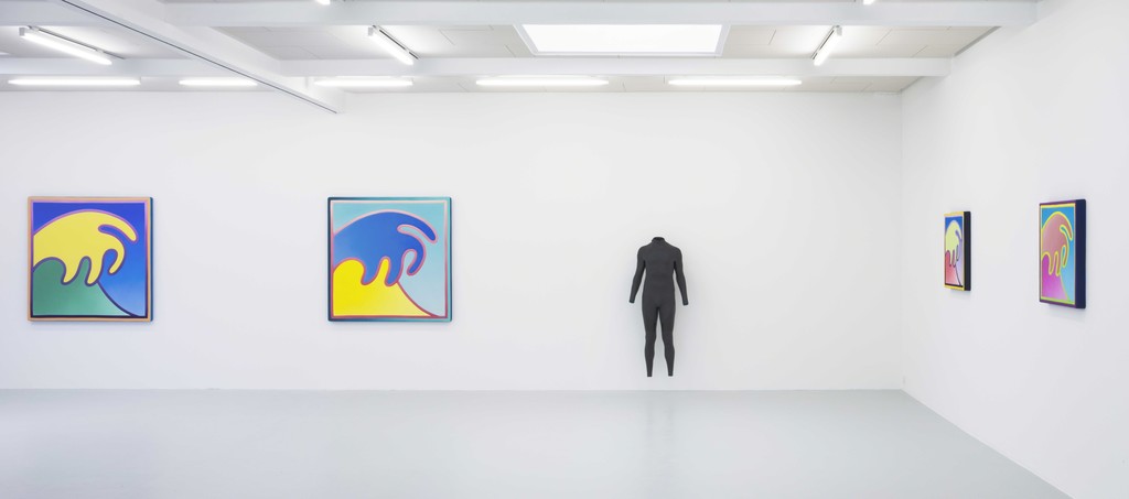 Exhibition view Alex Israel – Waves, 2018, courtesy by the artist and Kunstraum Innsbruck. Photo: Günter Richard Wett. Exhibition view Alex Israel – Waves, 2018, courtesy by the artist and Kunstraum Innsbruck. Photo: Günter Richard Wett.