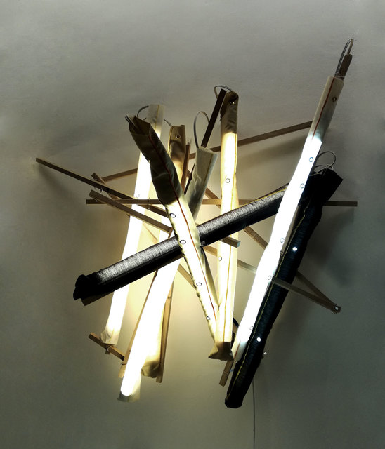 Carlos Sánchez Alonso, ‘Couvertures pour garder la lumiere’, 2018, Sculpture, Textile, wood and light, Galería Marita Segovia