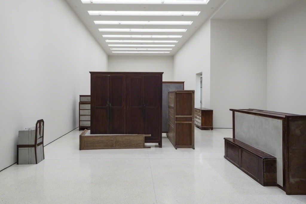 Installation view: Doris Salcedo, Solomon R. Guggenheim Museum, New York, June 26–October 12, 2015 Photo: David Heald © Solomon R. Guggenheim Foundation Installation view: Doris Salcedo, Solomon R. Guggenheim Museum, New York, June 26–October 12, 2015 Photo: David Heald © Solomon R. Guggenheim Foundation