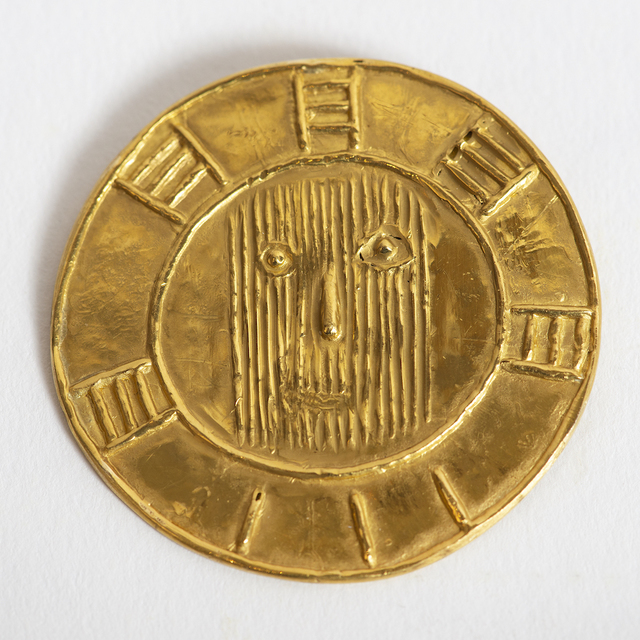 Pablo Picasso, ‘Médaillon Visage au carton ondule’, ca. 1955, Jewelry, 23 carats gold medallion with original wooden box, BAILLY GALLERY