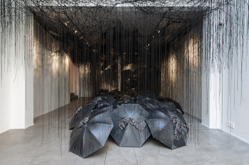 Black Rain - Solo Show Chiharu Shiota at Gallery Templon Brussels
(c)Isabelle Arthuis Black Rain - Solo Show Chiharu Shiota at Gallery Templon Brussels
(c)Isabelle Arthuis