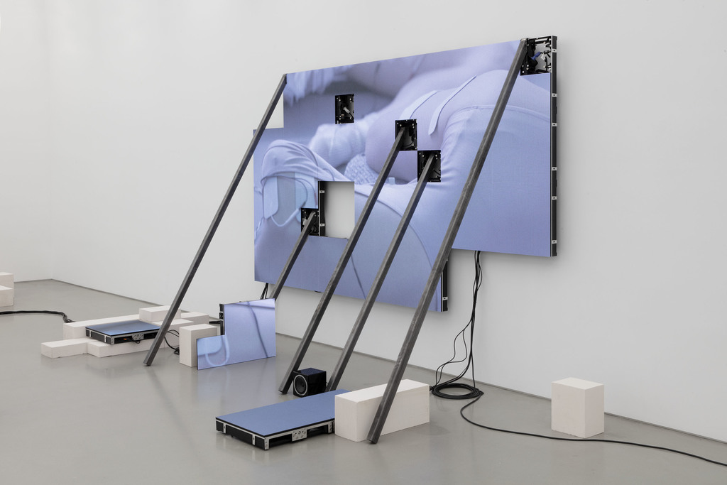 Jesper Just: Corporealités (installation image), 2020. Photo Courtesy of the artist and Perrotin. Jesper Just: Corporealités (installation image), 2020. Photo Courtesy of the artist and Perrotin.