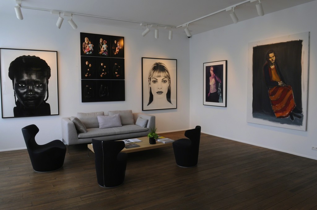 Valérie Belin - Untitled (2001); Boushra Almutawakel - Mother, Daughter, Doll Series (2010); Valérie Belin - Untitled (2001); Cindy Sherman - Untitled #115 (1982); Damien Cabanes - Maëlle assise sur fond noir (2013) Valérie Belin - Untitled (2001); Boushra Almutawakel - Mother, Daughter, Doll Series (2010); Valérie Belin - Untitled (2001); Cindy Sherman - Untitled #115 (1982); Damien Cabanes - Maëlle assise sur fond noir (2013)