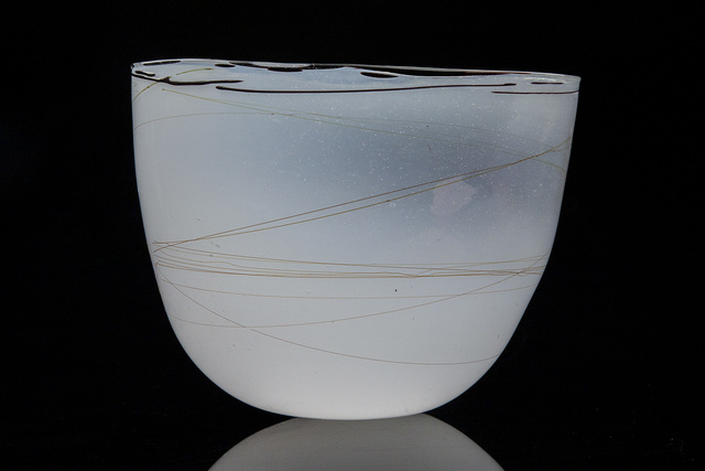Dale Chihuly | Dale Chihuly 1979 White Bowl with Thin Beige Threads ...