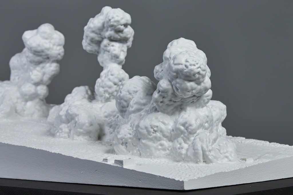 Forensic Architecture
Air Strike Atimah, 2015
3D-Pulverdruck eines Wolkenmodells, CNC-gefräster Hartschaum | powder bed fusion 3D print of cloud model, CNC base milled from high density foam
25 x 70 x 80 cm
Courtesy Forensic Architecture
Foto | photo: KAI 10 | Arthena Foundation, Alexandra Höner
Forensic Architecture
Air Strike Atimah, 2015
3D-Pulverdruck eines Wolkenmodells, CNC-gefräster Hartschaum | powder bed fusion 3D print of cloud model, CNC base milled from high density foam
25 x 70 x 80 cm
Courtesy Forensic Architecture
Foto | photo: KAI 10 | Arthena Foundation, Alexandra Höner