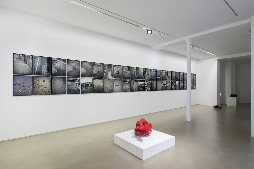 Jean-Luc Moulène, La Vigie (extraits), Paris, 2004-2011, installation view at Galerie Chantal Crousel (2019). Courtesy the artist and Galerie Chantal Crousel, Paris. Photo: Martin Argyroglo © Jean-Luc Moulène / ADAGP, Paris (2019) Jean-Luc Moulène, La Vigie (extraits), Paris, 2004-2011, installation view at Galerie Chantal Crousel (2019). Courtesy the artist and Galerie Chantal Crousel, Paris. Photo: Martin Argyroglo © Jean-Luc Moulène / ADAGP, Paris (2019)