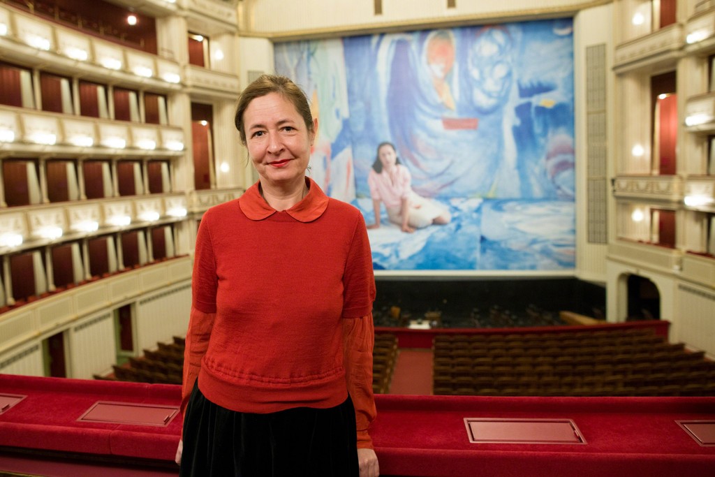 Dominique Gonzalez-Foerster in front of her large-scale image Helen & Gordon, Safety Curtain 2015/2016, Vienna State Opera, Copyright: museum in progress (www.mip.at), Photo: Andreas Scheiblecker Dominique Gonzalez-Foerster in front of her large-scale image Helen & Gordon, Safety Curtain 2015/2016, Vienna State Opera, Copyright: museum in progress (www.mip.at), Photo: Andreas Scheiblecker