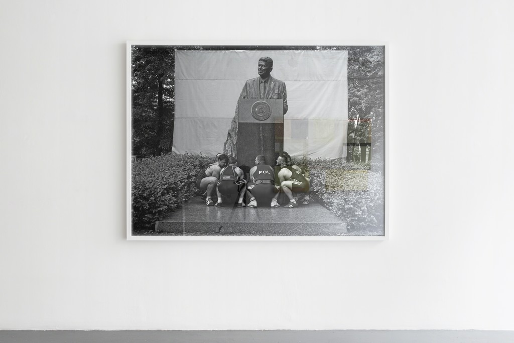 Christian Jankowski "Heawy Weight History (Ronald Reigan)", 2013, B/w photograph on baryt paper, 140 x 186.8 cm Christian Jankowski "Heawy Weight History (Ronald Reigan)", 2013, B/w photograph on baryt paper, 140 x 186.8 cm