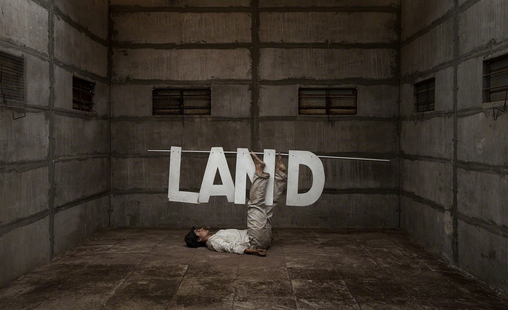 Yuval Yairi, Still from 'Land', Video, 4 min 36 sec. Courtesy of the artist and TIME is Love Screening.
'Land' is one of the selected videos of TIME is Love.9: Video art screening, curated by Kisito Assangni.
Screening at Mur Nomade on Sunday, 19 June 2016, 5pm.
Yuval Yairi, Still from 'Land', Video, 4 min 36 sec. Courtesy of the artist and TIME is Love Screening.
'Land' is one of the selected videos of TIME is Love.9: Video art screening, curated by Kisito Assangni.
Screening at Mur Nomade on Sunday, 19 June 2016, 5pm.