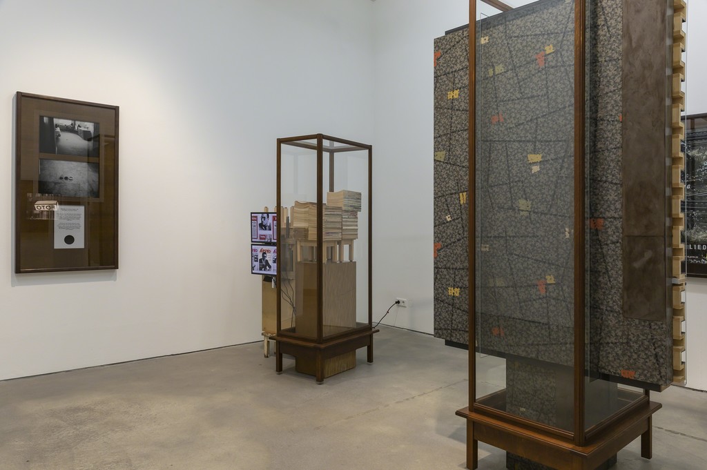 Installation view, 'Reinhard Mucha Unnötig - Das Ende vom Lied', Sprüth Magers Berlin, April 27 - July 27, 2019; Photography: Timo Ohler Installation view, 'Reinhard Mucha Unnötig - Das Ende vom Lied', Sprüth Magers Berlin, April 27 - July 27, 2019; Photography: Timo Ohler