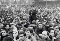 Centinaia di studenti e lavoratori nello stadio Charlety vicino a Parigi, maggio