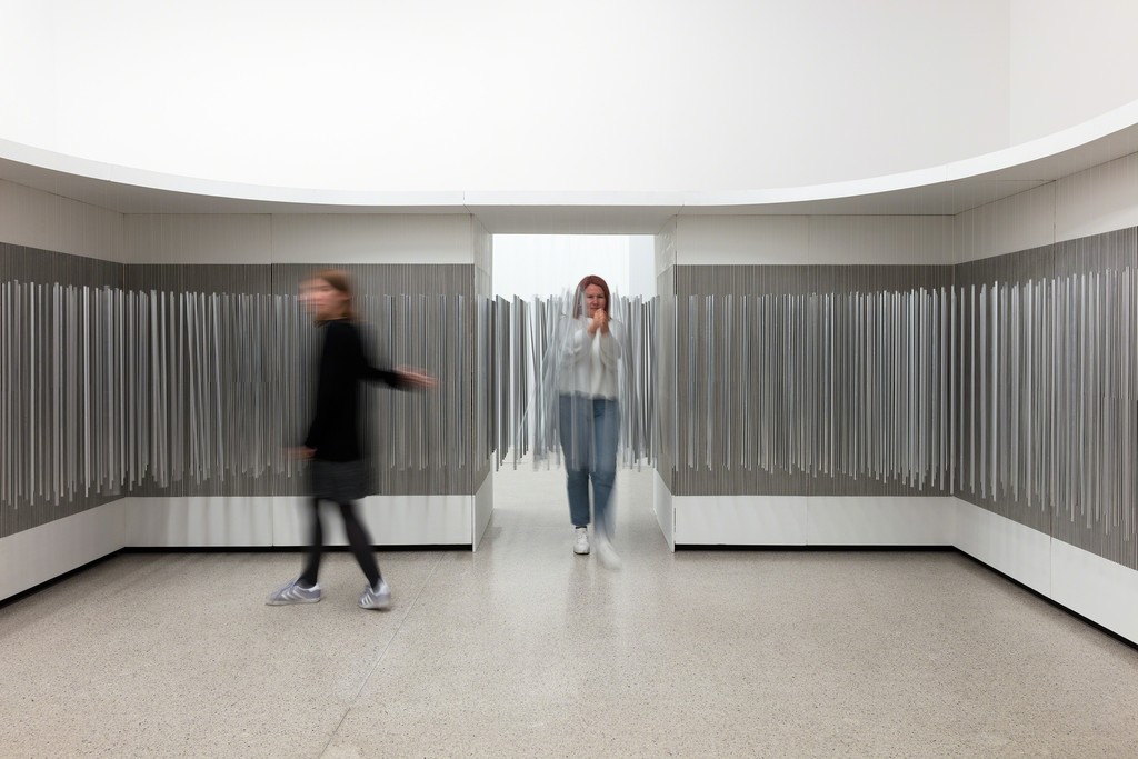 Ausstellungsansicht / Exhibition view
Vertigo. Op Art und eine Geschichte des Schwindels 1520–1970 / Op Art and a History of Deception 1520–1970, mumok Museum moderner Kunst Stiftung Ludwig Wien, 25.5.–26.10.2019
Jesús Rafael Soto, Metal Vibration, 1969/1970
Photo: Markus Wörgötter
©mumok/Museum of Contemporary Art (MSU), Zagreb/Bildrecht Wien, 2019 Ausstellungsansicht / Exhibition view
Vertigo. Op Art und eine Geschichte des Schwindels 1520–1970 / Op Art and a History of Deception 1520–1970, mumok Museum moderner Kunst Stiftung Ludwig Wien, 25.5.–26.10.2019
Jesús Rafael Soto, Metal Vibration, 1969/1970
Photo: Markus Wörgötter
©mumok/Museum of Contemporary Art (MSU), Zagreb/Bildrecht Wien, 2019