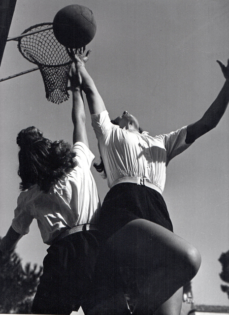 Pasquale de Antonis, ‘Young girls playing basketball GUF di Pescara’, 1934, Photography, Silver bromide print, Bertolami Fine Arts
