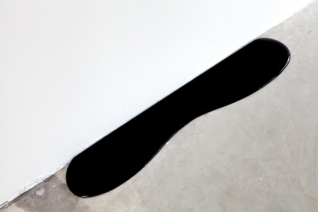 Rainer Splitt: „small black pouring“, 2014, edition of uniques, edition 10 (+2), Pigment | image: ©das_esszimmer
Epoxid ca. 75 x 15 x 1,5 cm Rainer Splitt: „small black pouring“, 2014, edition of uniques, edition 10 (+2), Pigment | image: ©das_esszimmer
Epoxid ca. 75 x 15 x 1,5 cm