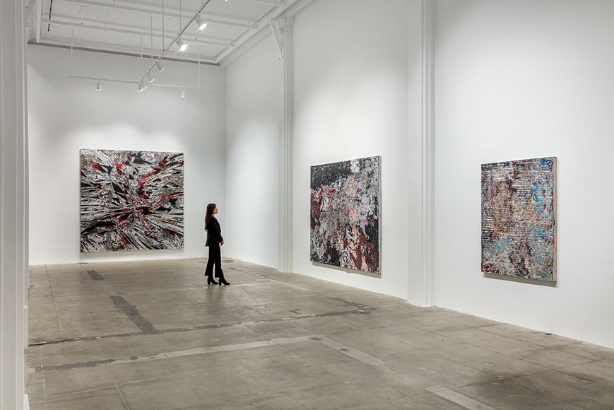 Installation view ‘Mark Bradford. New Works,’ Hauser & Wirth Los Angeles, 2018 © Mark Bradford Courtesy the artist and Hauser & Wirth Photo: Joshua White Installation view ‘Mark Bradford. New Works,’ Hauser & Wirth Los Angeles, 2018 © Mark Bradford Courtesy the artist and Hauser & Wirth Photo: Joshua White