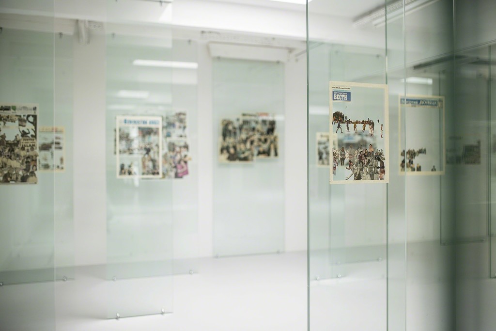 Zhanna Kadyrova
installation view Crowd. Year, 2012
newspaper, tempered glass
Production and exhibition PinchukArtCenter Kiew, Ukraine
Courtesy the artist and GALLERIA CONTINUA, San Gimignano / Beijing / Les Moulins / Habana,
photo: Christian Vorhofer Zhanna Kadyrova
installation view Crowd. Year, 2012
newspaper, tempered glass
Production and exhibition PinchukArtCenter Kiew, Ukraine
Courtesy the artist and GALLERIA CONTINUA, San Gimignano / Beijing / Les Moulins / Habana,
photo: Christian Vorhofer