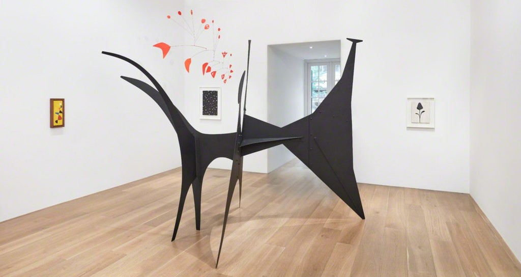 Installation view, Calder / Kelly. Photo: Tom Powel Imaging. All Alexander Calder artworks © 2018 Calder Foundation, New York / Artists Rights Society (ARS), New York. Courtesy Calder Foundation, New York. All Ellsworth Kelly artworks © Ellsworth Kelly Foundation. Courtesy Ellsworth Kelly Studio. Installation view, Calder / Kelly. Photo: Tom Powel Imaging. All Alexander Calder artworks © 2018 Calder Foundation, New York / Artists Rights Society (ARS), New York. Courtesy Calder Foundation, New York. All Ellsworth Kelly artworks © Ellsworth Kelly Foundation. Courtesy Ellsworth Kelly Studio.