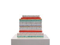 Dix-neuf petits tableaux en pile (Nineteen small paintings in a pile)