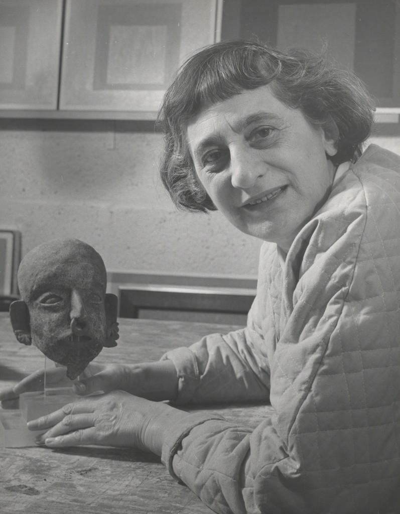 Lee Boltin, Untitled (Anni Albers with Pre-Columbian Head), 1958. Gelatin silver print. The Josef and Anni Albers Foundation, Bethany, Conn., 1976.28.926. © Lee Boltin. Photo courtesy the Josef and Anni Albers Foundation Lee Boltin, Untitled (Anni Albers with Pre-Columbian Head), 1958. Gelatin silver print. The Josef and Anni Albers Foundation, Bethany, Conn., 1976.28.926. © Lee Boltin. Photo courtesy the Josef and Anni Albers Foundation