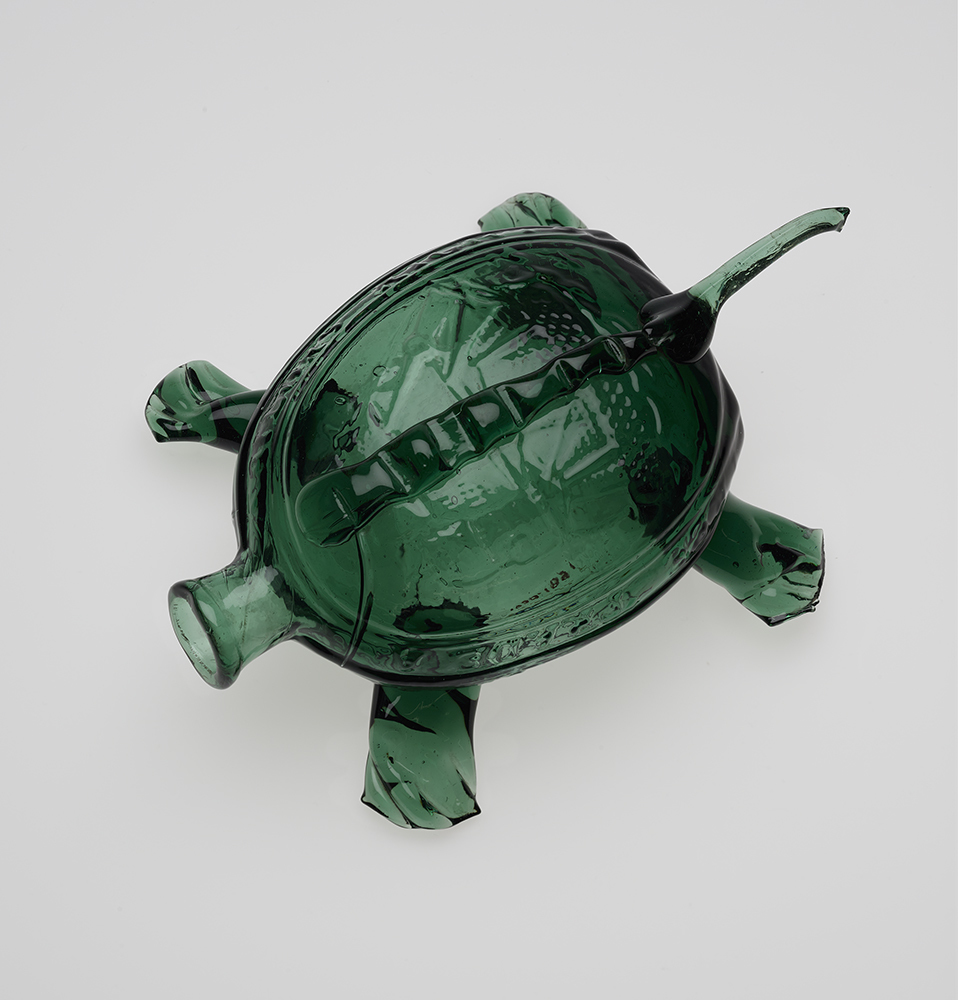 Kensington Glass Works, Sailors Rights Flask (Turtle Whimsy), Philadelphia, 1826–32. Mold-blown soda-lime glass. Yale University Art Gallery, Mabel Brady Garvan Collection Kensington Glass Works, Sailors Rights Flask (Turtle Whimsy), Philadelphia, 1826–32. Mold-blown soda-lime glass. Yale University Art Gallery, Mabel Brady Garvan Collection