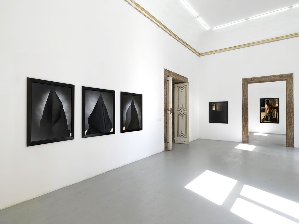 Andres Serrano - Torture - Partial view of the exhibition - February 2017 - Galleria Alfonso Artiaco, Napoli Andres Serrano - Torture - Partial view of the exhibition - February 2017 - Galleria Alfonso Artiaco, Napoli