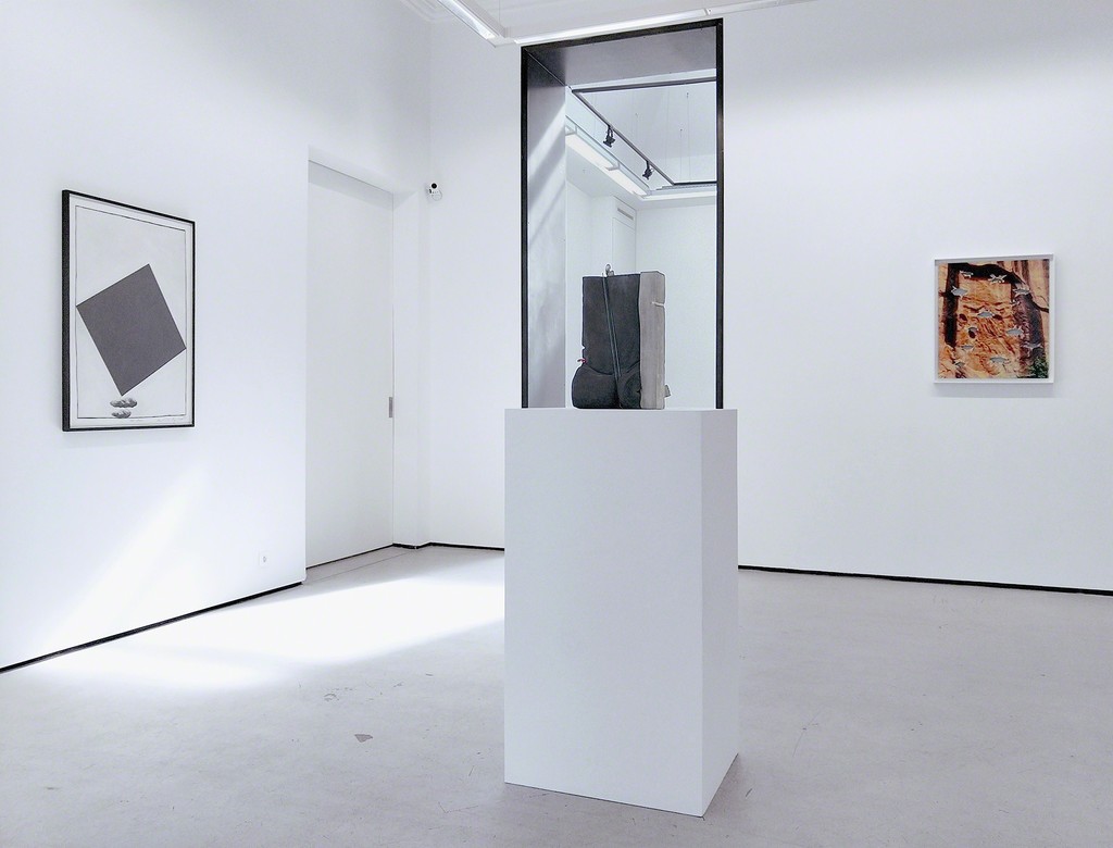 Exhibition view "g = 9,8 N.kg-1", group show with Dave HARDY, Keiji UEMATSU & Letha WILSON. © Photo: Rebecca Fanuele. Exhibition view "g = 9,8 N.kg-1", group show with Dave HARDY, Keiji UEMATSU & Letha WILSON. © Photo: Rebecca Fanuele.