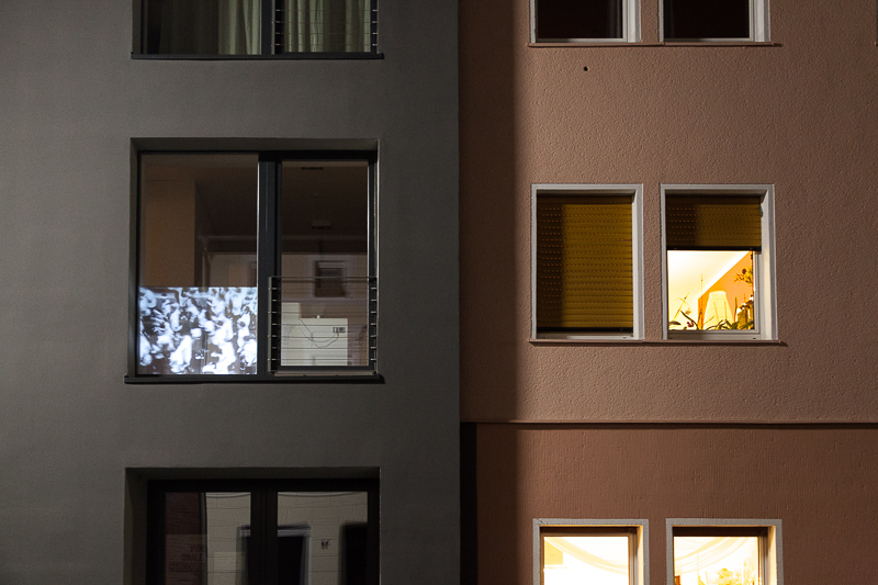 Helga Fanderl, "The Colour Run", 2013, digitized version, b/w, without sound, 16 mm film, projection on the window, filmstill | image: ©dasesszimmer Helga Fanderl, "The Colour Run", 2013, digitized version, b/w, without sound, 16 mm film, projection on the window, filmstill | image: ©dasesszimmer