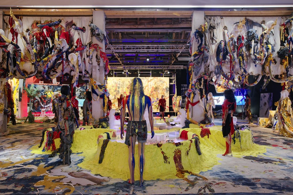 Exhibition view of Korakrit Arunanondchai "Painting with history in a room filled with people with funny names 3", Palais de Tokyo (24.06 – 13.09 2015). Courtesy of Korakrit Arunanondchai, C L E A R I N G (New York, Brussels) & Carlos/Ishikawa (London). Photo : Aurélien Mole Exhibition view of Korakrit Arunanondchai "Painting with history in a room filled with people with funny names 3", Palais de Tokyo (24.06 – 13.09 2015). Courtesy of Korakrit Arunanondchai, C L E A R I N G (New York, Brussels) & Carlos/Ishikawa (London). Photo : Aurélien Mole