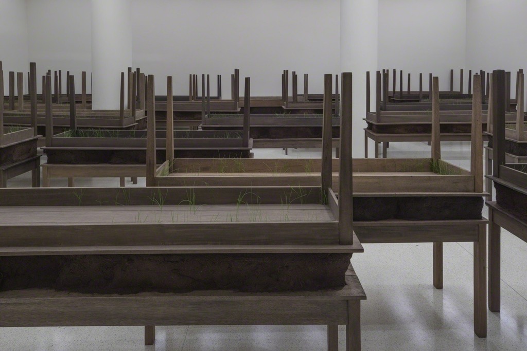 Installation view: Doris Salcedo, Solomon R. Guggenheim Museum, New York, June 26–October 12, 2015 Photo: David Heald © Solomon R. Guggenheim Foundation Installation view: Doris Salcedo, Solomon R. Guggenheim Museum, New York, June 26–October 12, 2015 Photo: David Heald © Solomon R. Guggenheim Foundation