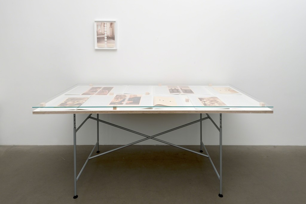 Olaf Nicolai, Der 673. Morgen, Galerie EIGEN + ART Leipzig/Berlin, Photo: Uwe Walter, Berlin Olaf Nicolai, Der 673. Morgen, Galerie EIGEN + ART Leipzig/Berlin, Photo: Uwe Walter, Berlin
