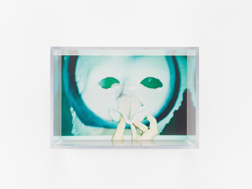 B. INGRID OLSON, HEADBOX, 2017. IMAGE COURTESY OF THE ARTIST AND SIMONE SUBAL GALLERY. B. INGRID OLSON, HEADBOX, 2017. IMAGE COURTESY OF THE ARTIST AND SIMONE SUBAL GALLERY.
