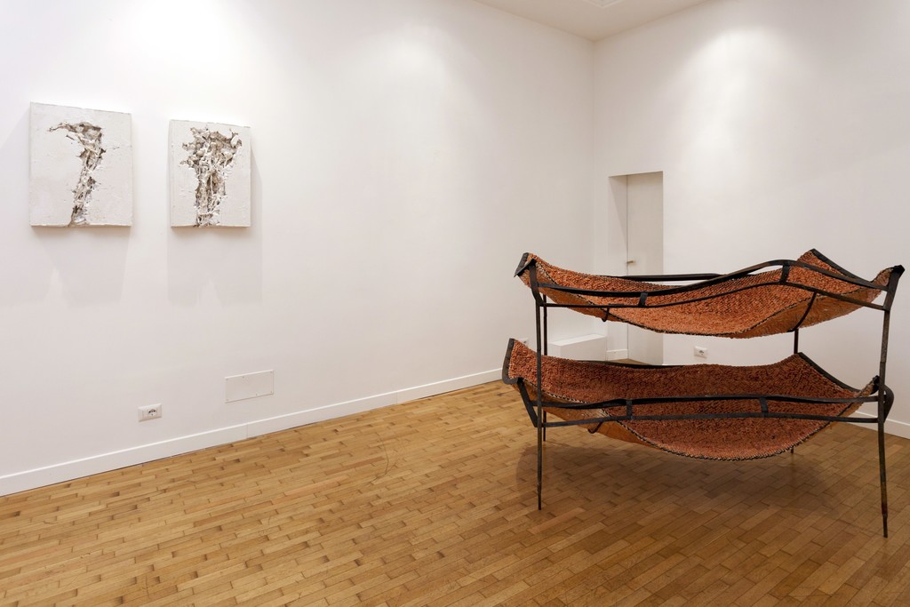 Mattia Vernocchi, Vegetazioni, 2016, gesso, 45x65x10 cm e Dormicilio, 2009, terraglia smaltata ferro, 100x190x110 cm Mattia Vernocchi, Vegetazioni, 2016, gesso, 45x65x10 cm e Dormicilio, 2009, terraglia smaltata ferro, 100x190x110 cm