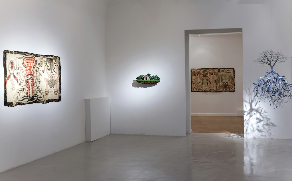Simone Pellegrini, "Vario diafano", 2017, mix media, 95x165cm e "Arriaca", 2017, mix media, 98x197cm, Jorge Mayet, "De Yemaya", 2016, paper maché, wire, feathers, acrylics,130x80x80cm and "Equilibristas de la Habana", 2016, wire, paper mache, sponge, acrylics, textile, 34x75x30cm Simone Pellegrini, "Vario diafano", 2017, mix media, 95x165cm e "Arriaca", 2017, mix media, 98x197cm, Jorge Mayet, "De Yemaya", 2016, paper maché, wire, feathers, acrylics,130x80x80cm and "Equilibristas de la Habana", 2016, wire, paper mache, sponge, acrylics, textile, 34x75x30cm