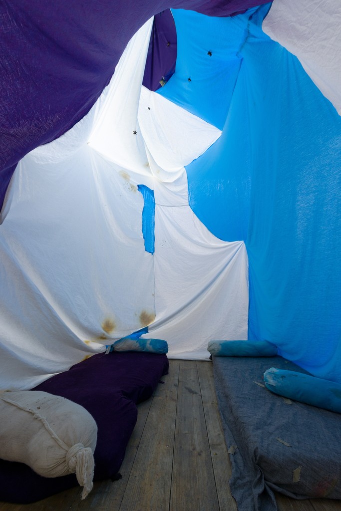 Erinnerungshaus Sternengewölbe
Himmelszelt
2009-2014, textile, Staranise, matress,
pillow, 305 x 260 x 180 cm
Erinnerungshaus Sternengewölbe
Himmelszelt
2009-2014, textile, Staranise, matress,
pillow, 305 x 260 x 180 cm