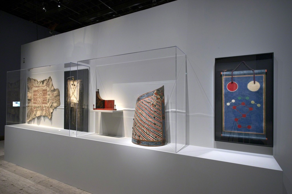 Vue de l’exposition Carambolages Scénographie Hugues Fontenas Architecte © Rmn-Grand Palais / Photo Didier Plowy, Paris 2016 Vue de l’exposition Carambolages Scénographie Hugues Fontenas Architecte © Rmn-Grand Palais / Photo Didier Plowy, Paris 2016
