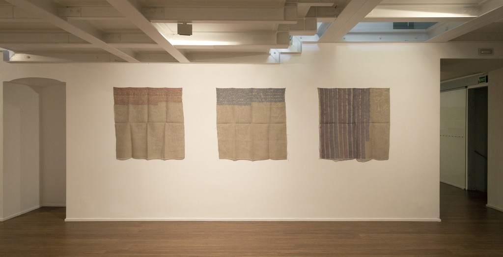 Giorgio Griffa : Esonerare il Mondo , To relieve the world– ABC-ARTE Contemporary art Gallery – 2015
Segni orizzontali 1974, 100 x 100 cm - 39 3/8 x 39 3/8 in, acrylic on juta
Segni orizzontali 1974, 100 x 100 cm - 39 3/8 x 39 3/8 in, acrylic on juta
Verticale 1977 , 100 x 100 cm - 39 3/8 x 39 3/8 in, acrylic on juta
ww.abc-arte.com Giorgio Griffa : Esonerare il Mondo , To relieve the world– ABC-ARTE Contemporary art Gallery – 2015
Segni orizzontali 1974, 100 x 100 cm - 39 3/8 x 39 3/8 in, acrylic on juta
Segni orizzontali 1974, 100 x 100 cm - 39 3/8 x 39 3/8 in, acrylic on juta
Verticale 1977 , 100 x 100 cm - 39 3/8 x 39 3/8 in, acrylic on juta
ww.abc-arte.com
