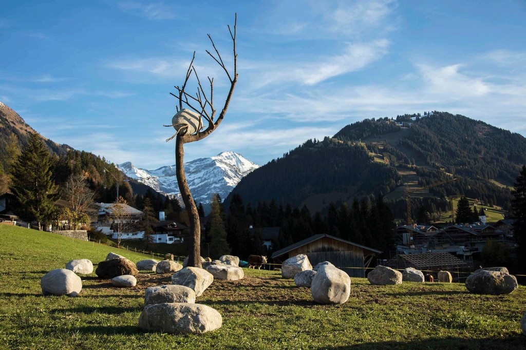 Giuseppe Penone
Idee di pietra – Olmo, 2008
Bronze and stone
342 1/2 × 106 5/16 × 66 15/16 inches (8.7 × 2.7 × 1.7 m)
Installation view in Gstaad, Switzerland, 2017
Artwork © Giuseppe Penone. Photo by Marcus Veith. Giuseppe Penone
Idee di pietra – Olmo, 2008
Bronze and stone
342 1/2 × 106 5/16 × 66 15/16 inches (8.7 × 2.7 × 1.7 m)
Installation view in Gstaad, Switzerland, 2017
Artwork © Giuseppe Penone. Photo by Marcus Veith.