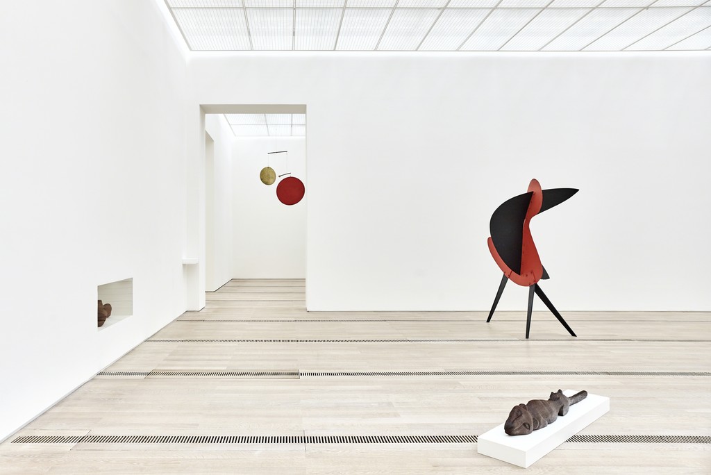 Installation view, "Alexander Calder & Fischli/Weiss," Fondation Beyeler, Riehen/Basel, Switzerland, 2016. Photo: Mark Niedermann Installation view, "Alexander Calder & Fischli/Weiss," Fondation Beyeler, Riehen/Basel, Switzerland, 2016. Photo: Mark Niedermann