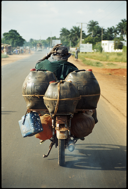 Romuald Hazoumè, ‘Bidon armé, Série Kpayoland’, 2009, Photography, Noir et blanc baryté, contrecollée sur Dibond, Magnin-A