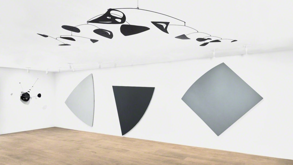 Installation view, Calder / Kelly. Photo: Tom Powel Imaging. All Alexander Calder artworks © 2018 Calder Foundation, New York / Artists Rights Society (ARS), New York. Courtesy Calder Foundation, New York. All Ellsworth Kelly artworks © Ellsworth Kelly Foundation. Courtesy Ellsworth Kelly Studio. Installation view, Calder / Kelly. Photo: Tom Powel Imaging. All Alexander Calder artworks © 2018 Calder Foundation, New York / Artists Rights Society (ARS), New York. Courtesy Calder Foundation, New York. All Ellsworth Kelly artworks © Ellsworth Kelly Foundation. Courtesy Ellsworth Kelly Studio.