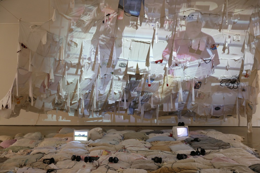 Lourival Cuquinha e / and Clarice Hoffmann (Olinda, PE, 1975; Rio de Janeiro, RJ, 1967)
Macunaíma Colorau, 2009-17
Instalação / Installation
Dimensões variáveis / Variable dimensions
Coleção dos artistas / Artists’ collection Lourival Cuquinha e / and Clarice Hoffmann (Olinda, PE, 1975; Rio de Janeiro, RJ, 1967)
Macunaíma Colorau, 2009-17
Instalação / Installation
Dimensões variáveis / Variable dimensions
Coleção dos artistas / Artists’ collection