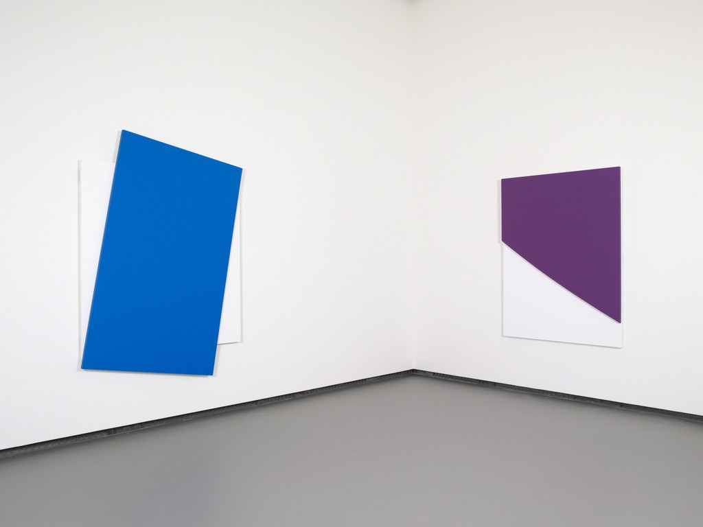 Ellsworth Kelly - Blue Diagonal Purple Curve in Relief © Ellsworth Kelly © Fondation Louis Vuitton, Marc Domage Ellsworth Kelly - Blue Diagonal Purple Curve in Relief © Ellsworth Kelly © Fondation Louis Vuitton, Marc Domage