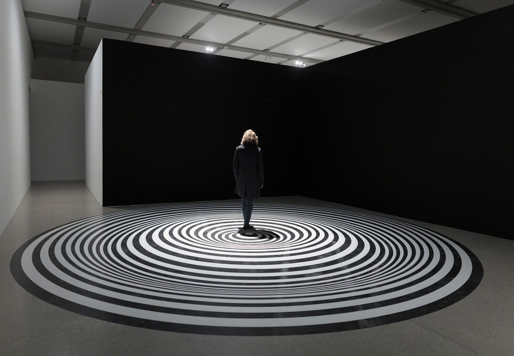 Ausstellungsansicht / Exhibition view
Vertigo. Op Art und eine Geschichte des Schwindels 1520–1970 / Op Art and a History of Deception 1520–1970, mumok Museum moderner Kunst Stiftung Ludwig Wien, 25.5.–26.10.2019
Marina Apollonio, Dinamica Circulare, 1968/2019
Photo: Markus Wörgötter
© mumok/Marina Apollonio Ausstellungsansicht / Exhibition view
Vertigo. Op Art und eine Geschichte des Schwindels 1520–1970 / Op Art and a History of Deception 1520–1970, mumok Museum moderner Kunst Stiftung Ludwig Wien, 25.5.–26.10.2019
Marina Apollonio, Dinamica Circulare, 1968/2019
Photo: Markus Wörgötter
© mumok/Marina Apollonio