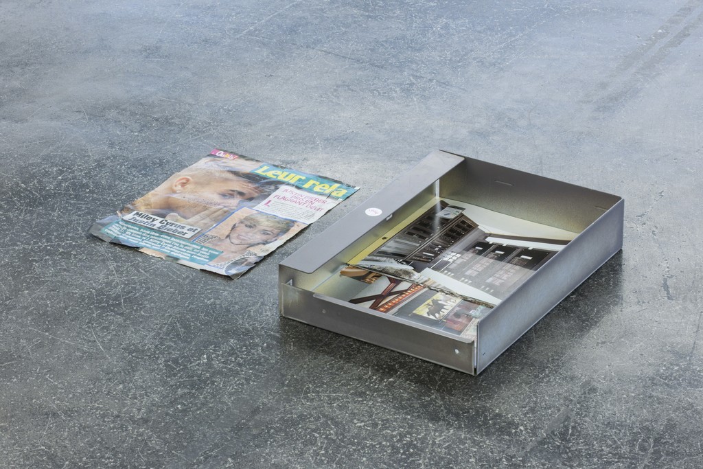 exhibition view: Henning Strassburger, Bleaching is Teaching, Kunstverein Reutlingen, May 29 – August 7, 2016. courtesy Sies + Höke Düsseldorf, BolteLang Zurich, Soy Capitán Berlin exhibition view: Henning Strassburger, Bleaching is Teaching, Kunstverein Reutlingen, May 29 – August 7, 2016. courtesy Sies + Höke Düsseldorf, BolteLang Zurich, Soy Capitán Berlin